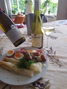 De wijnen van Weingut August Ziegler uit de Pfalz en Weingut Bernhard uit Rheinhessen zijn aspergewijn winnaars of halen altijd de finale van de wedstrijd aspergewijn van het jaar. 