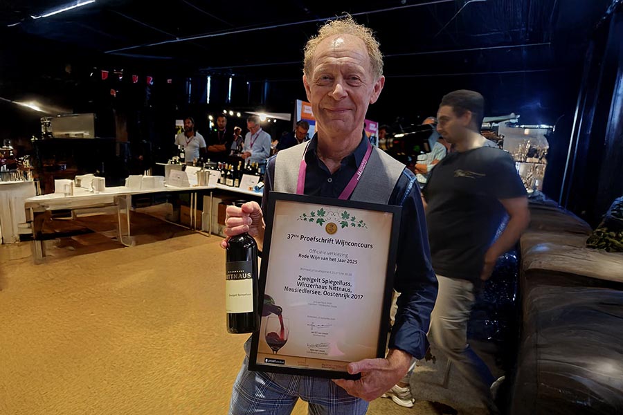 Winzerhaus Nittnaus Zweigelt Spiegelluss is de prijswinnende rode wijn in de categorie tot €30,--. Deze Oostenrijkse wijn uit Burgenland heeft een volle krachtige smaak met 24 maanden houtlagering