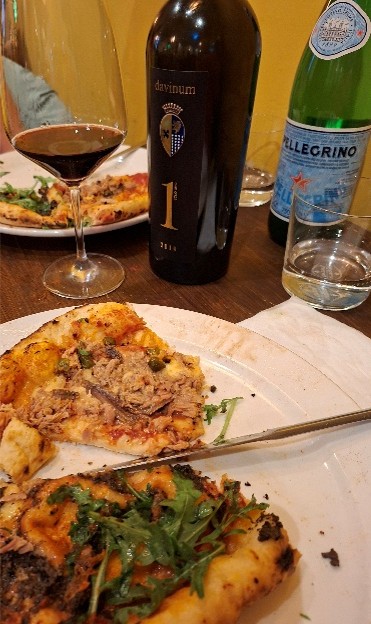 Davinum Solo Uno met handgetourde pizza gebakken in een steenoven is een culinair hoogstandje